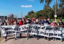 Protesta y asamblea frente al country donde vive Adorni