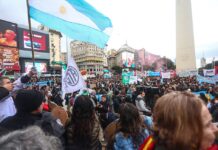 Una multitud marchó al Obelisco en defensa de la ciencia y en contra del ajuste de Milei