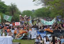 LA MUNICIPALIDAD ACOMPAÑÓ Y LA ESTUDIANTINA FUE UN ÉXITO TOTAL